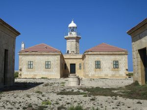 que-ver-en-el-norte-de-menorca-faro-nati