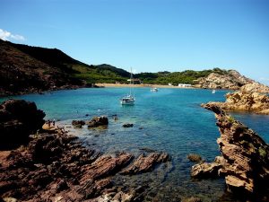 que-ver-en-el-norte-de-menorca-cala-pregonda