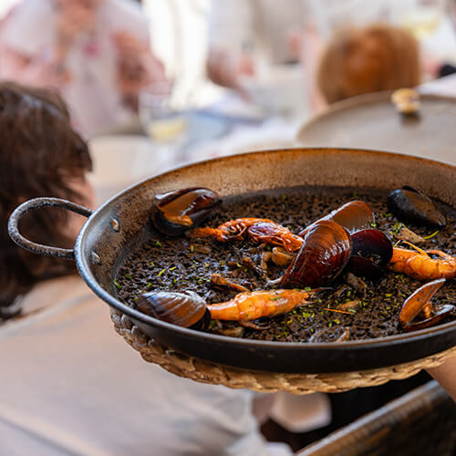comer-paella-en-fornells